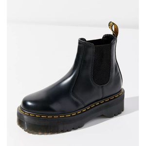 BLACK DR. MARTENS 2976 POLISHED SMOOTH PLATFORM CHELSEA BOOTS — SIZE 7